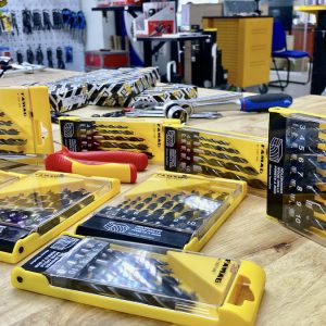 thiết kế đặc biệt để thực hiện các khoan chính xác trên gỗ mềm và một số loại gỗ cứng châu Âu